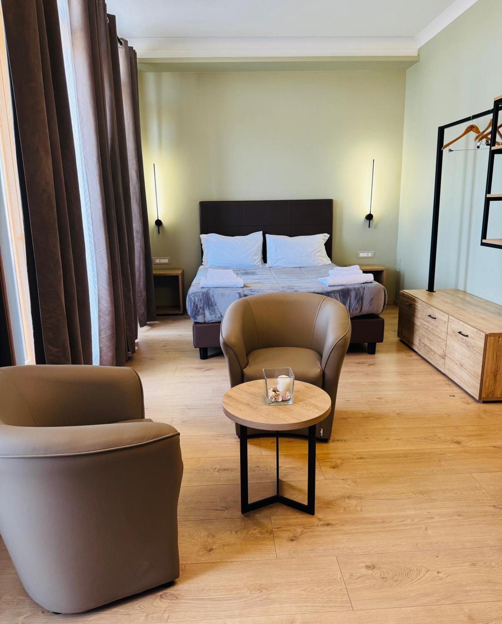 Manhattan Room & Suite บารี ภายนอก รูปภาพ